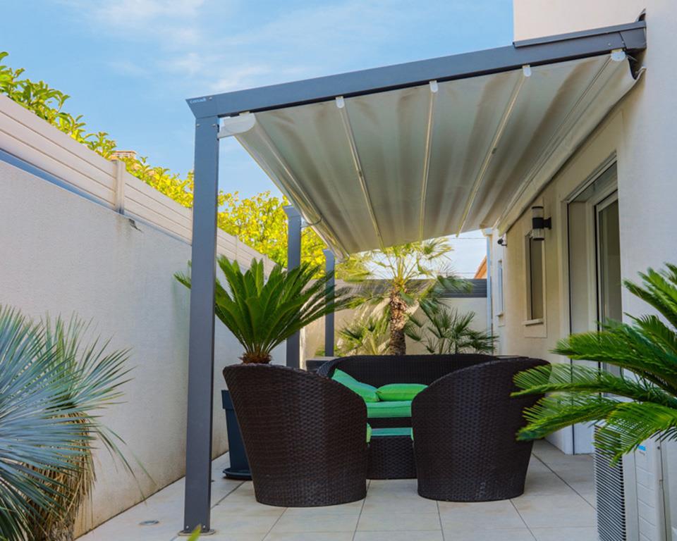 Terrasse équipée d’une pergola à toiture rétractable